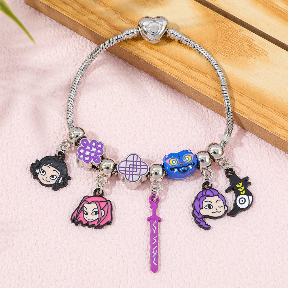 Pulsera estilo Pandora de la película kpop hunters, vienen los Charms de las chicas guerreras Harajuku Fans. La pulsera y los accesorios se pueden acomodar a tu gusto está preciosa y es de excelente calidad para tu niña o adolescente