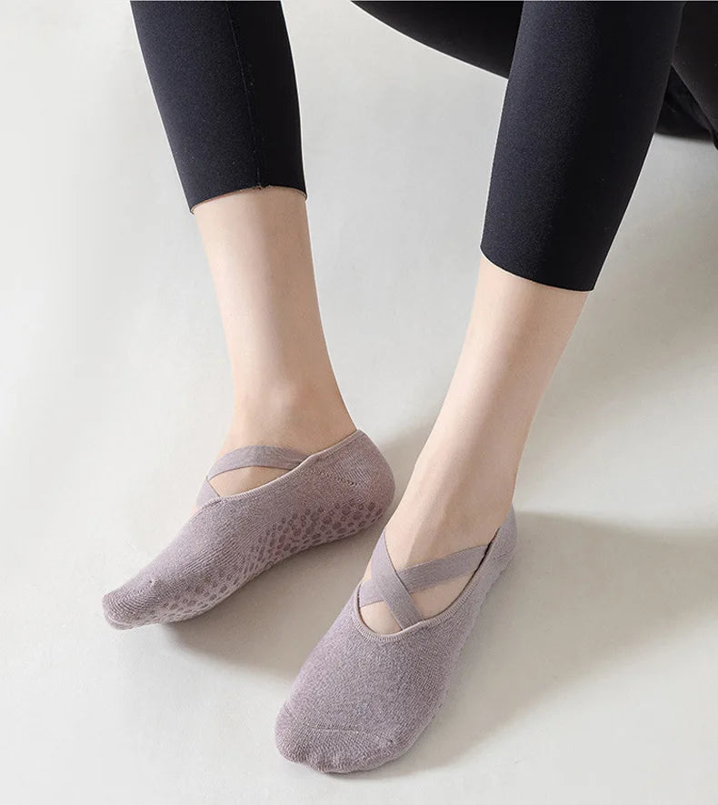 5 pares de calcetines de yoga antideslizantes para mujer, ideales para danza, pilates y gimnasio. Calcetines invisibles de algodón transpirables con agarre de silicona para entrenamiento en interiores.