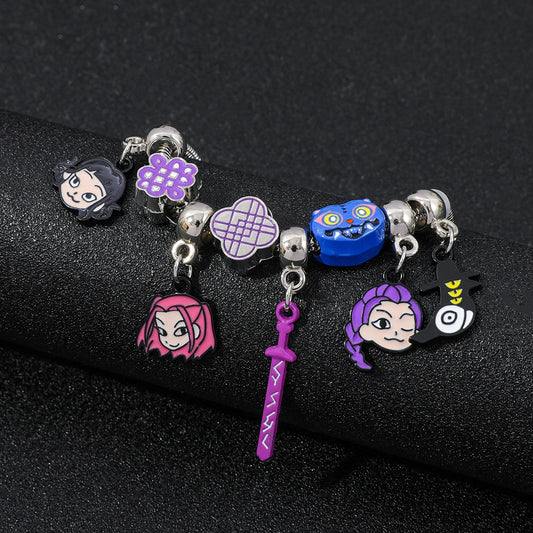 Pulsera estilo Pandora de la película kpop hunters, vienen los Charms de las chicas guerreras Harajuku Fans. La pulsera y los accesorios se pueden acomodar a tu gusto está preciosa y es de excelente calidad para tu niña o adolescente