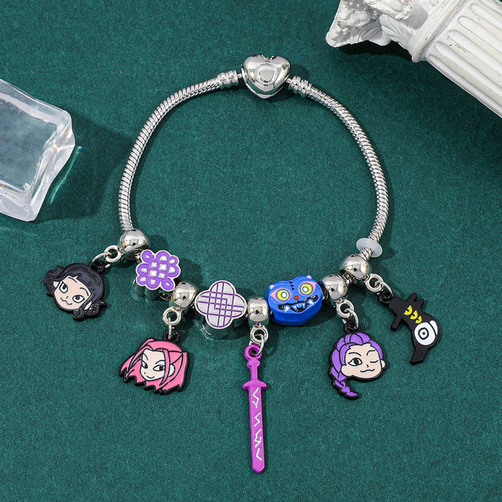 Pulsera estilo Pandora de la película kpop hunters, vienen los Charms de las chicas guerreras Harajuku Fans. La pulsera y los accesorios se pueden acomodar a tu gusto está preciosa y es de excelente calidad para tu niña o adolescente
