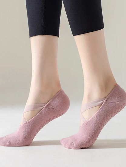 5 pares de calcetines de yoga antideslizantes para mujer, ideales para danza, pilates y gimnasio. Calcetines invisibles de algodón transpirables con agarre de silicona para entrenamiento en interiores.