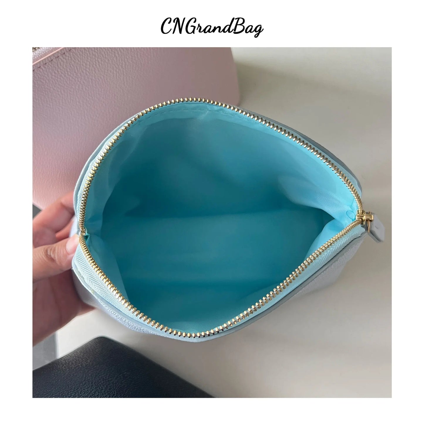 Bolsa de cosméticos de cuero sintético con letras personalizadas, clásica, sencilla, de color liso, con cremallera avanzada.