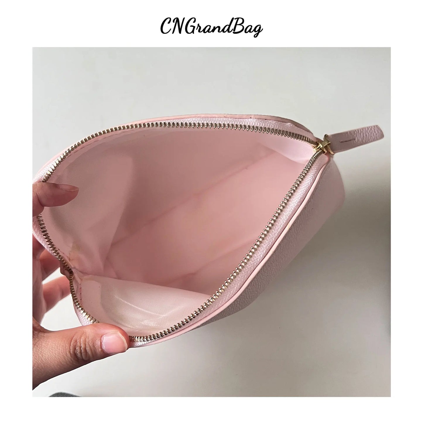 Bolsa de cosméticos de cuero sintético con letras personalizadas, clásica, sencilla, de color liso, con cremallera avanzada.