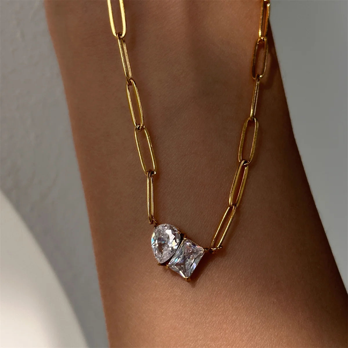 Collar retro con formas cuadradas o geométricas de piedras zirconias collar para mujer con baño de oro 18k oro y protección de color