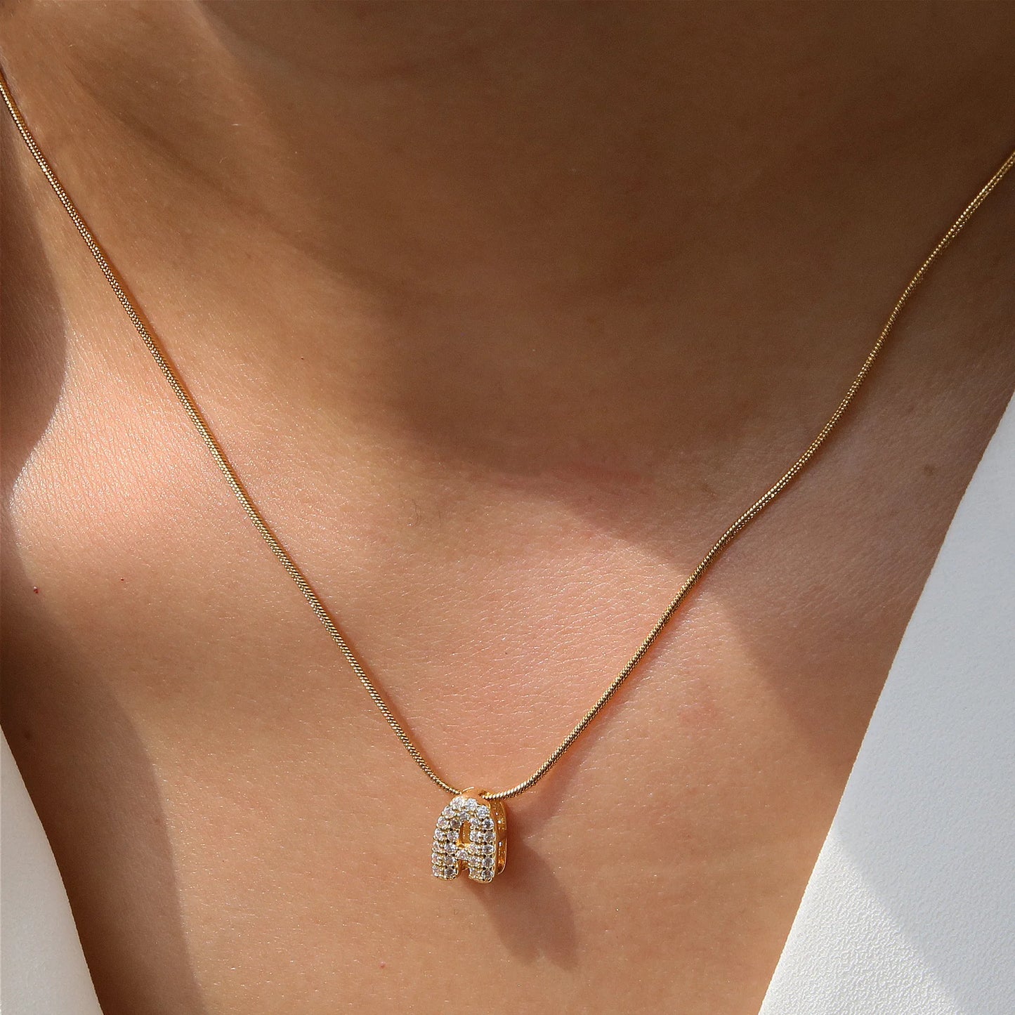 Collar con Inicial de Letra Bonita, Baño de Oro de 18K, Collar con Zirconias, Collar de Letras Infladas
