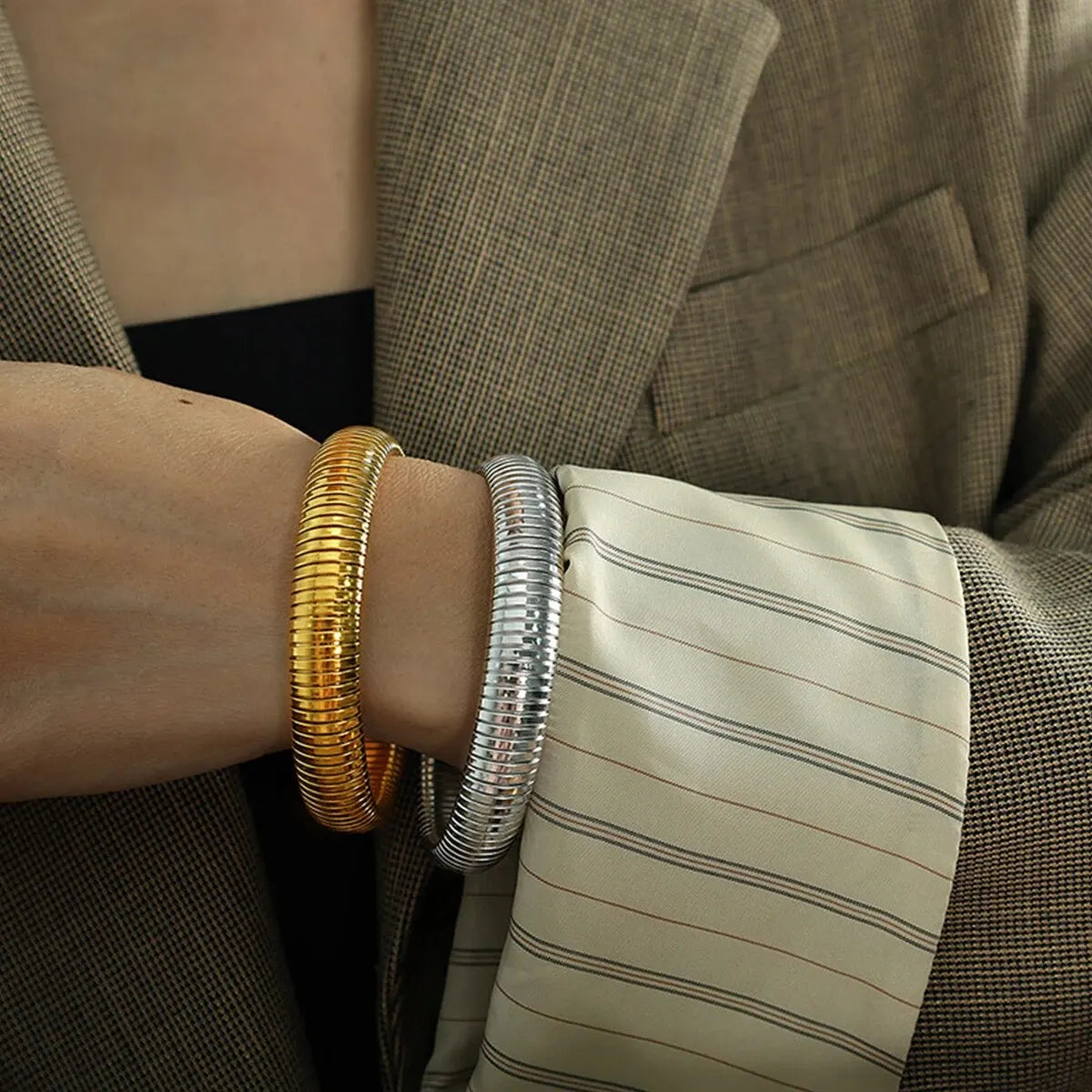 Pulsera de Metal Pulido Grueso con Elasticidad Retro de Acero Inoxidable Impermeable, Bañada en Oro de 18K