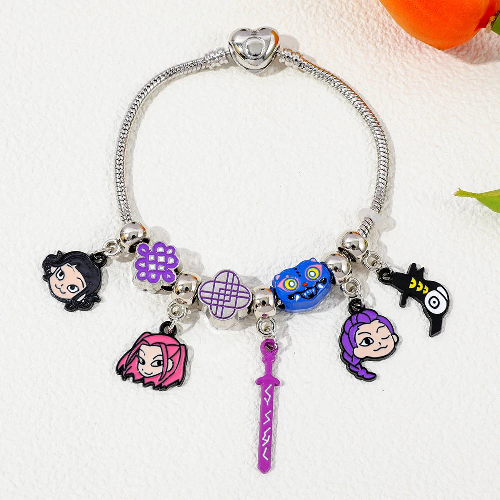 Pulsera estilo Pandora de la película kpop hunters, vienen los Charms de las chicas guerreras Harajuku Fans. La pulsera y los accesorios se pueden acomodar a tu gusto está preciosa y es de excelente calidad para tu niña o adolescente