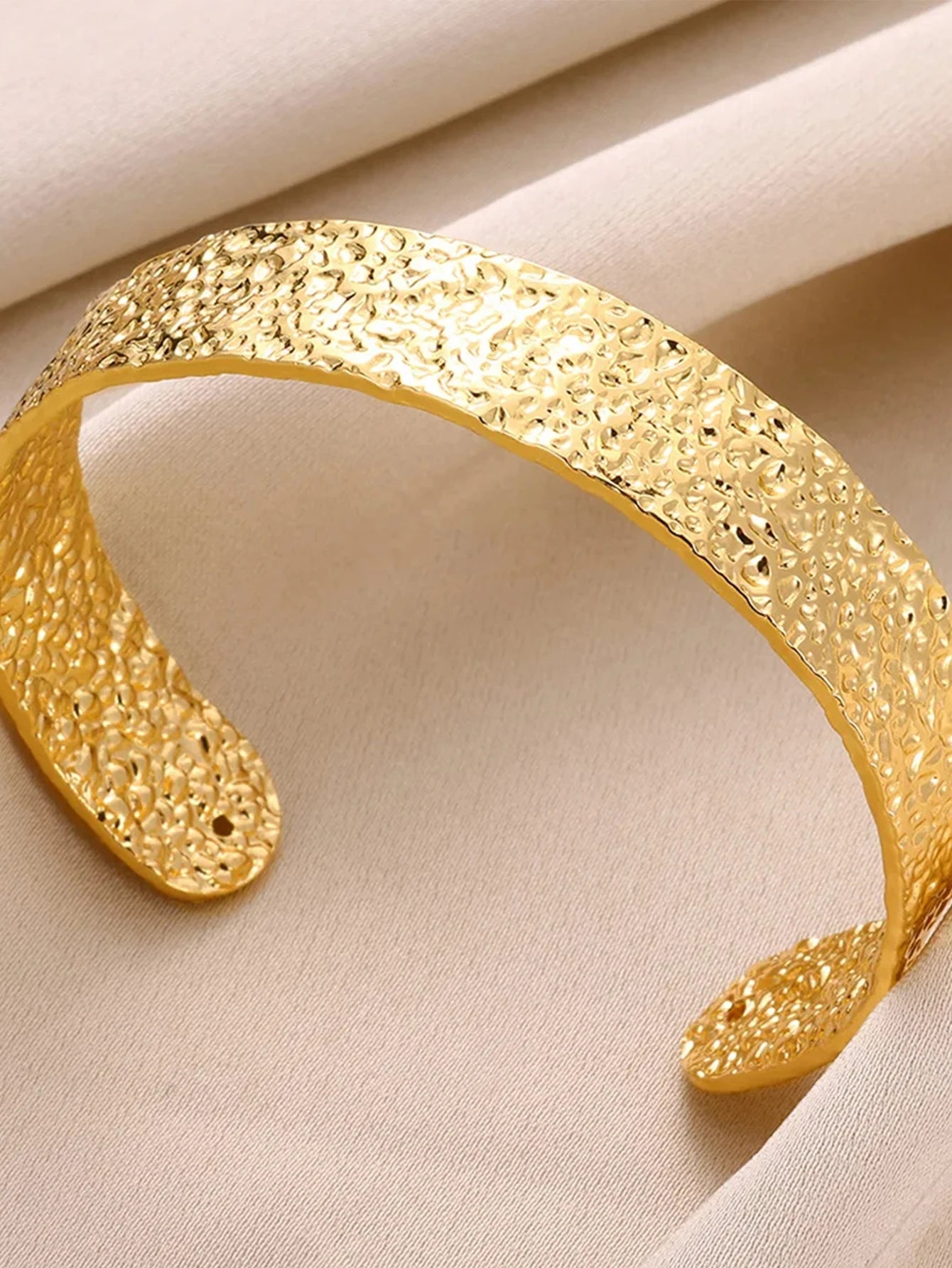 Brazalete Abierto con Patrón Clásico Exquisito para Mujeres, Pulsera Tipo Cuff, Color Oro, Brazalete de Acero Inoxidable