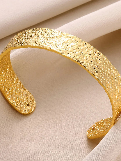 Brazalete Abierto con Patrón Clásico Exquisito para Mujeres, Pulsera Tipo Cuff, Color Oro, Brazalete de Acero Inoxidable