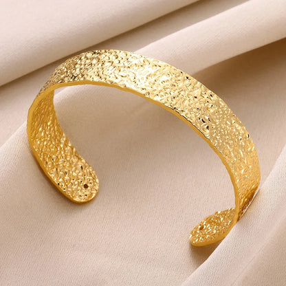 Brazalete Abierto con Patrón Clásico Exquisito para Mujeres, Pulsera Tipo Cuff, Color Oro, Brazalete de Acero Inoxidable
