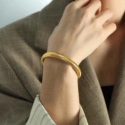 Pulsera de Metal Pulido Grueso con Elasticidad Retro de Acero Inoxidable Impermeable, Bañada en Oro de 18K