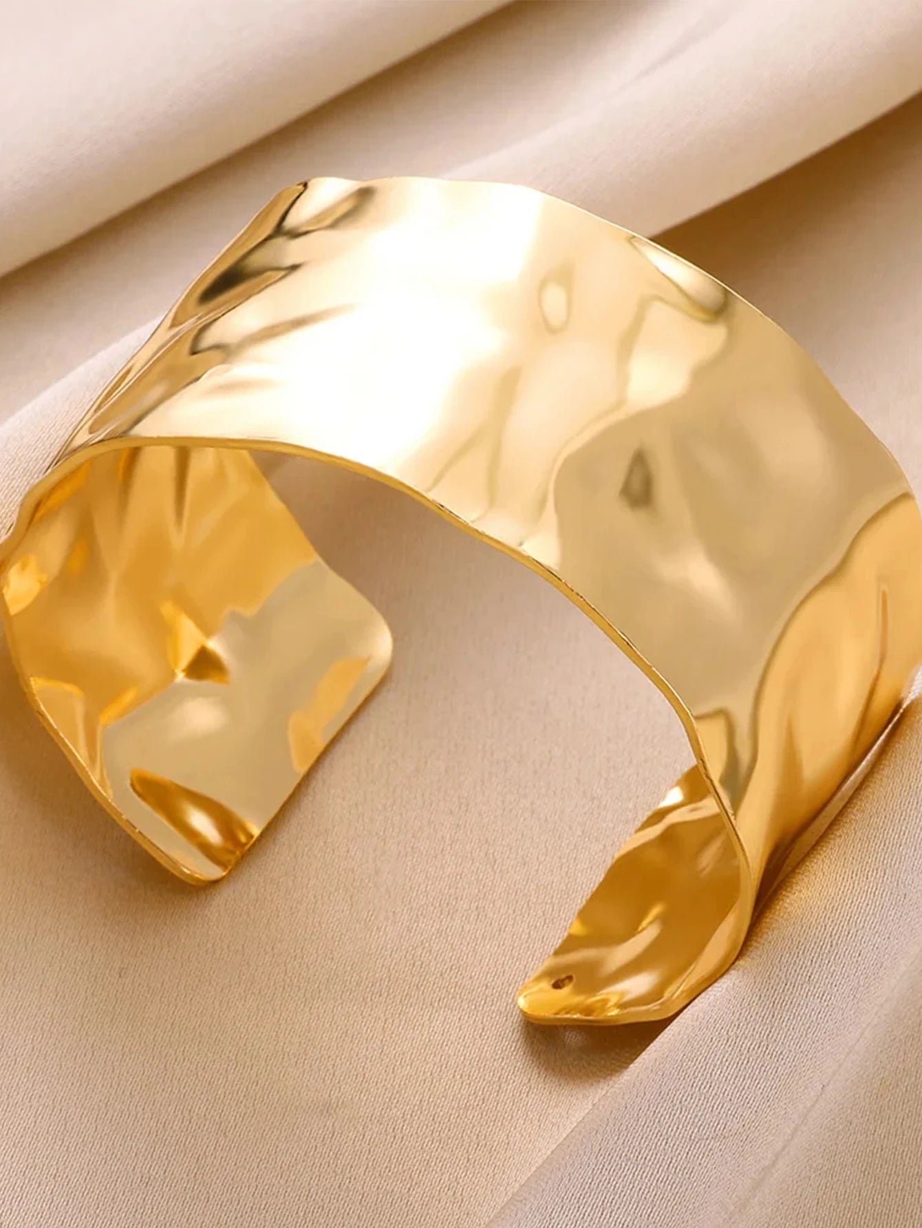 Brazalete Abierto con Patrón Clásico Exquisito para Mujeres, Pulsera Tipo Cuff, Color Oro, Brazalete de Acero Inoxidable