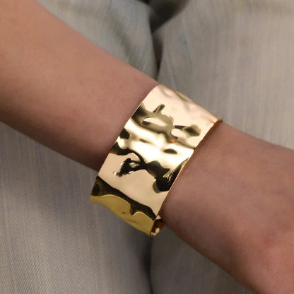 Brazalete Abierto con Patrón Clásico Exquisito para Mujeres, Pulsera Tipo Cuff, Color Oro, Brazalete de Acero Inoxidable