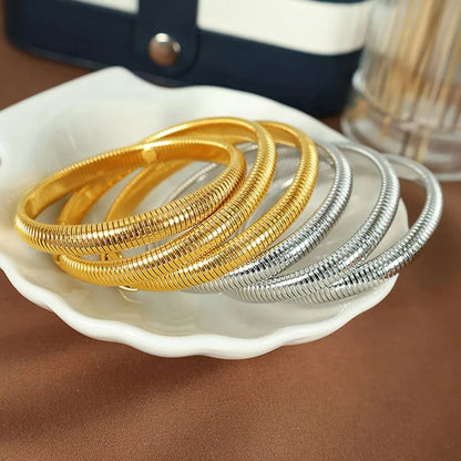 Pulsera de Metal Pulido Grueso con Elasticidad Retro de Acero Inoxidable Impermeable, Bañada en Oro de 18K