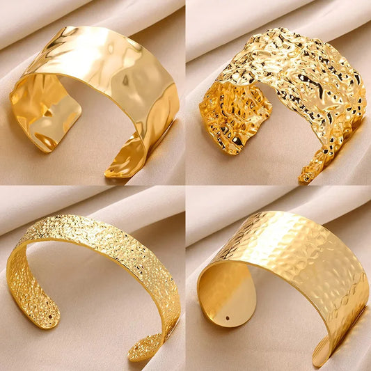 Brazalete Abierto con Patrón Clásico Exquisito para Mujeres, Pulsera Tipo Cuff, Color Oro, Brazalete de Acero Inoxidable