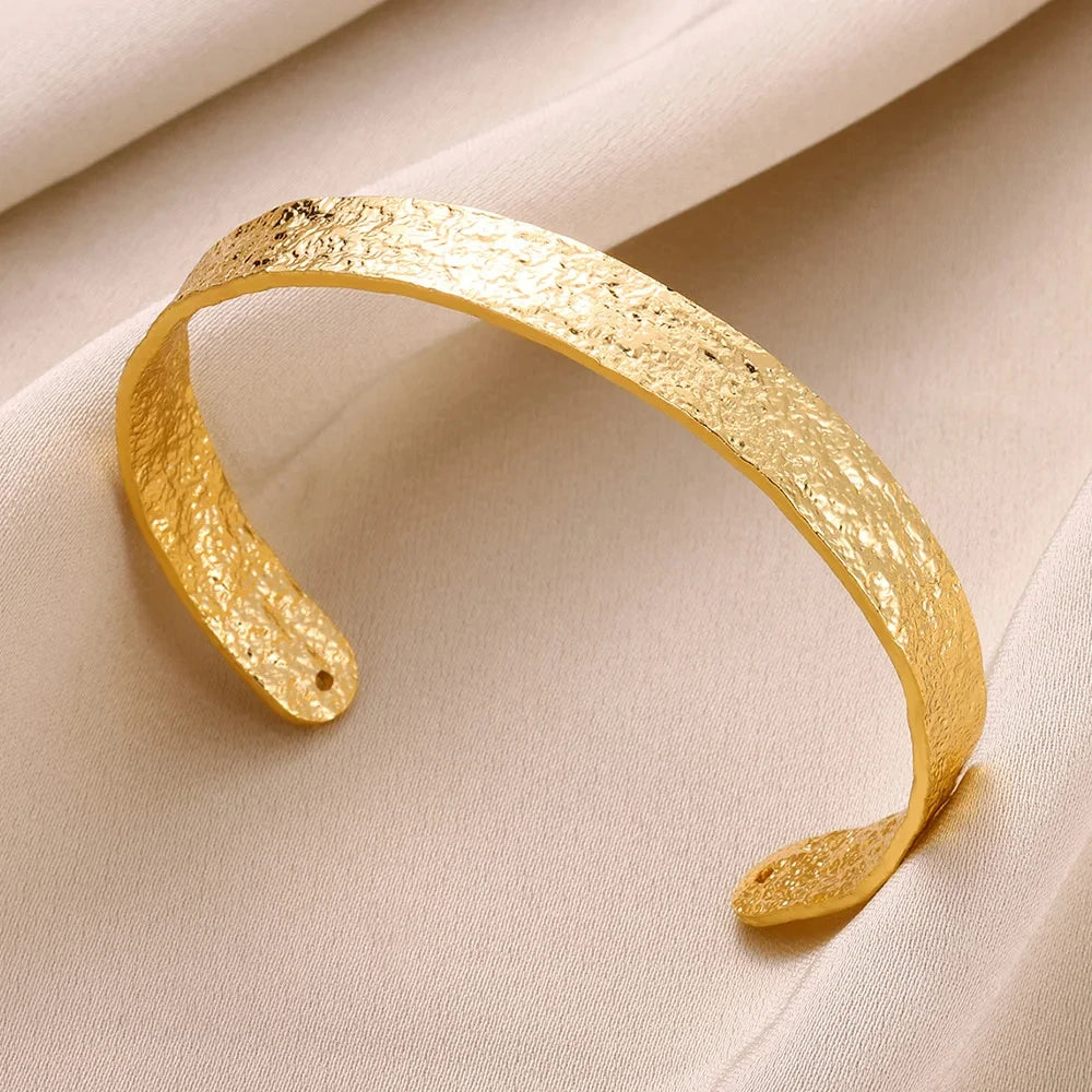 Brazalete Abierto con Patrón Clásico Exquisito para Mujeres, Pulsera Tipo Cuff, Color Oro, Brazalete de Acero Inoxidable