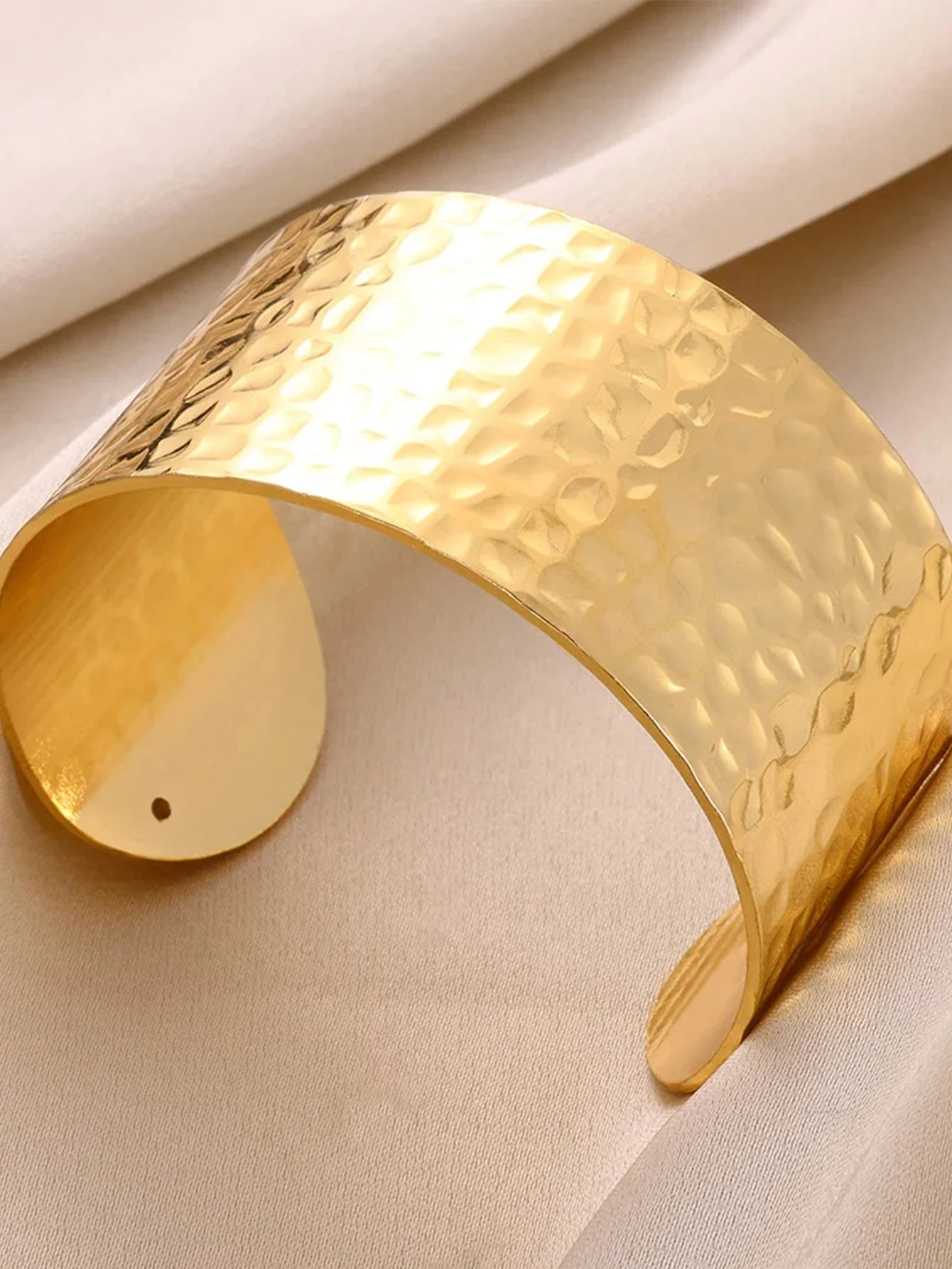 Brazalete Abierto con Patrón Clásico Exquisito para Mujeres, Pulsera Tipo Cuff, Color Oro, Brazalete de Acero Inoxidable