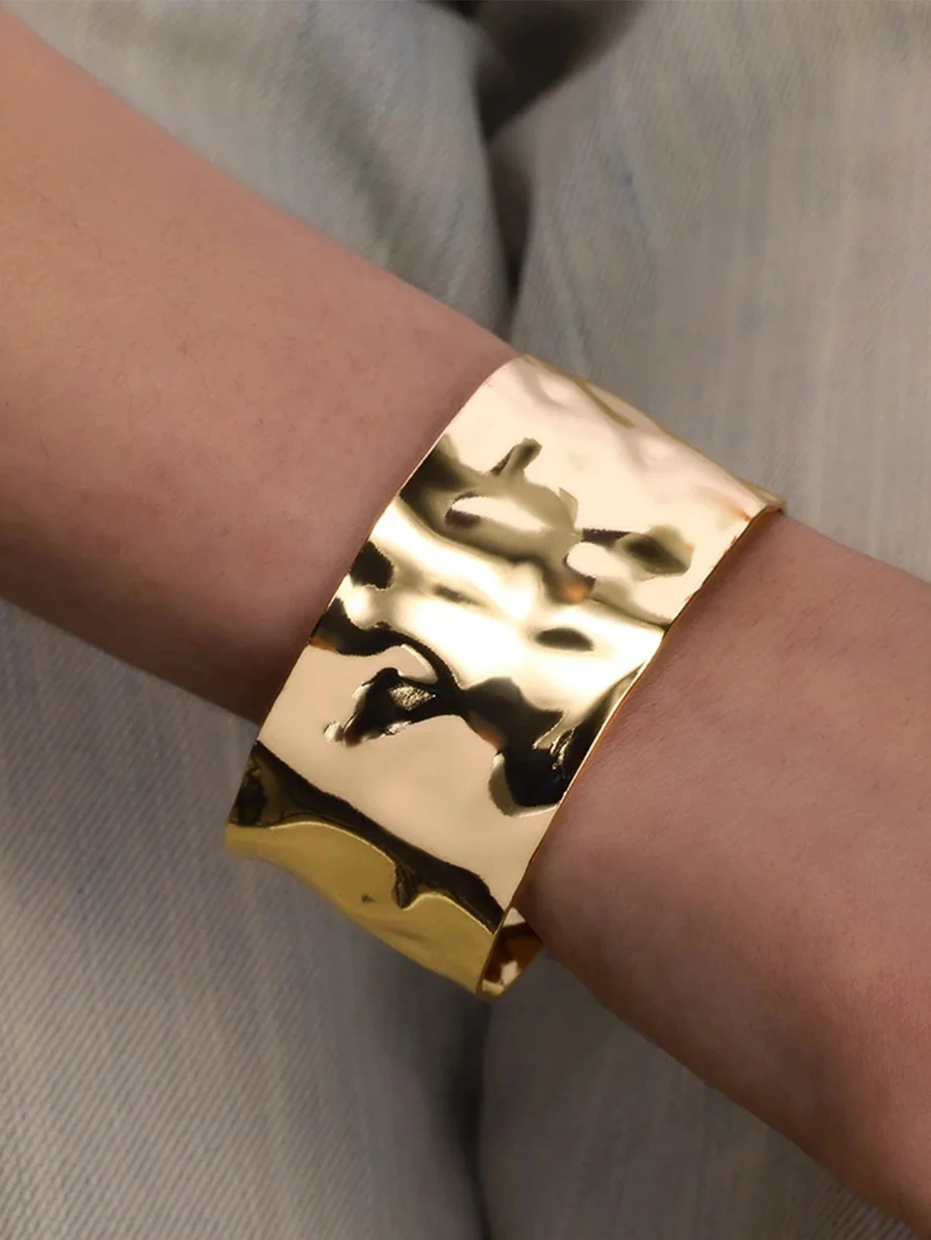 Brazalete Abierto con Patrón Clásico Exquisito para Mujeres, Pulsera Tipo Cuff, Color Oro, Brazalete de Acero Inoxidable
