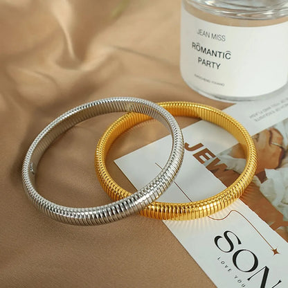 Pulsera de Metal Pulido Grueso con Elasticidad Retro de Acero Inoxidable Impermeable, Bañada en Oro de 18K