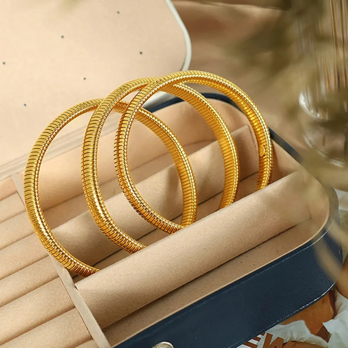 Pulsera de Metal Pulido Grueso con Elasticidad Retro de Acero Inoxidable Impermeable, Bañada en Oro de 18K