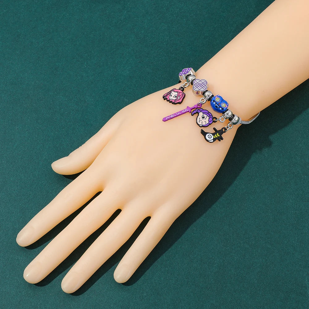 Pulsera estilo Pandora de la película kpop hunters, vienen los Charms de las chicas guerreras Harajuku Fans. La pulsera y los accesorios se pueden acomodar a tu gusto está preciosa y es de excelente calidad para tu niña o adolescente
