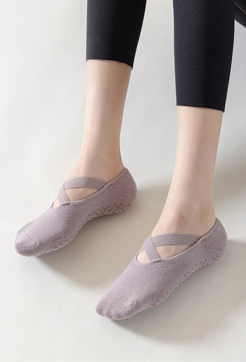 5 pares de calcetines de yoga antideslizantes para mujer, ideales para danza, pilates y gimnasio. Calcetines invisibles de algodón transpirables con agarre de silicona para entrenamiento en interiores.
