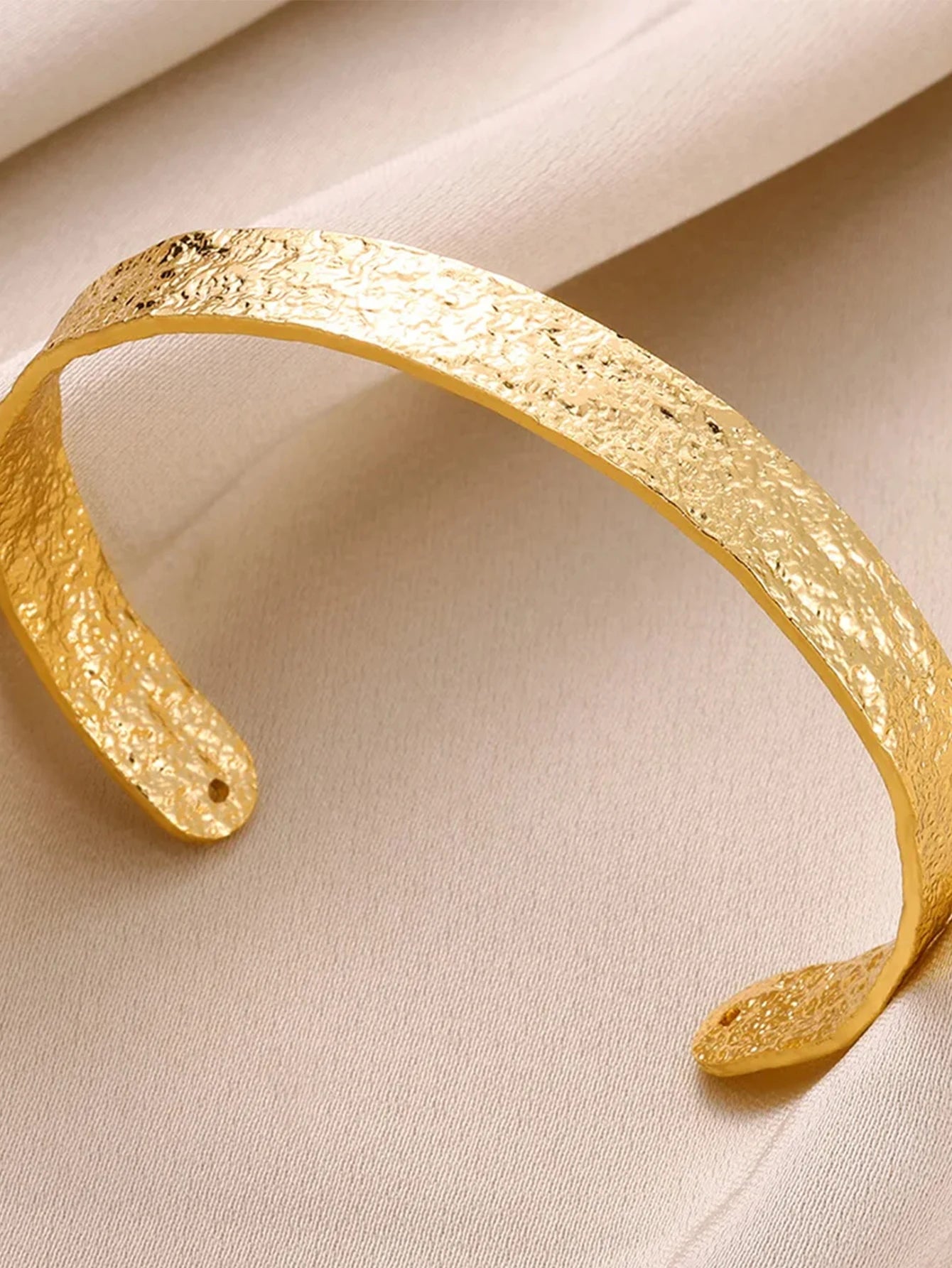 Brazalete Abierto con Patrón Clásico Exquisito para Mujeres, Pulsera Tipo Cuff, Color Oro, Brazalete de Acero Inoxidable