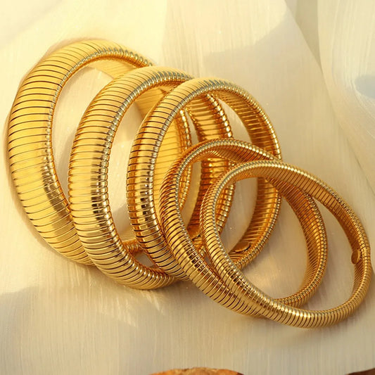 Pulsera de Metal Pulido Grueso con Elasticidad Retro de Acero Inoxidable Impermeable, Bañada en Oro de 18K