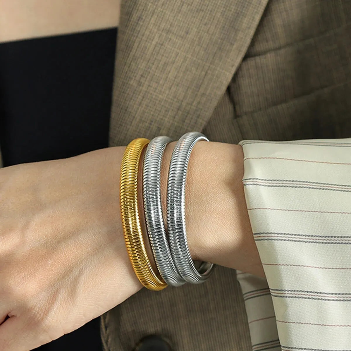 Pulsera de Metal Pulido Grueso con Elasticidad Retro de Acero Inoxidable Impermeable, Bañada en Oro de 18K